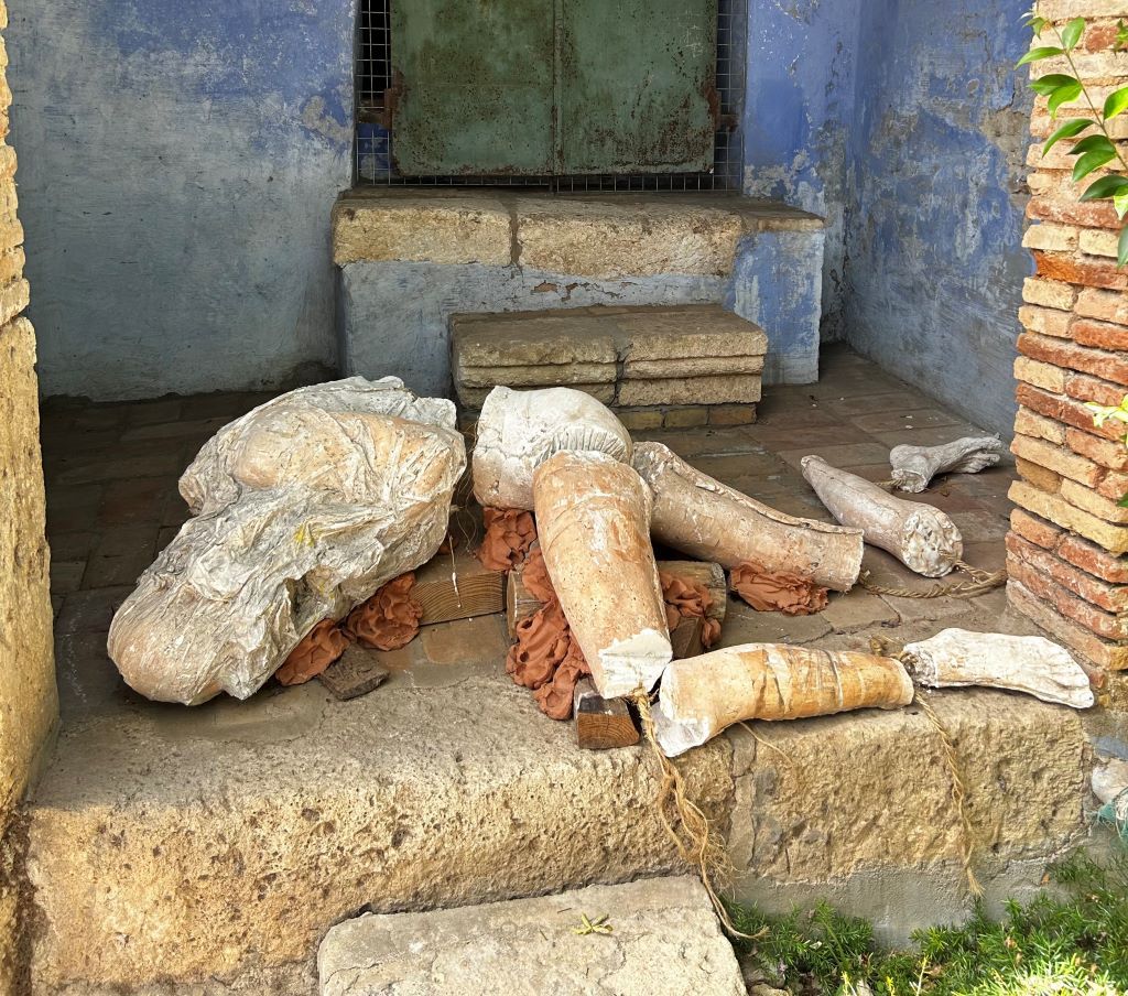 Escultura exterior de Joaquín Jara